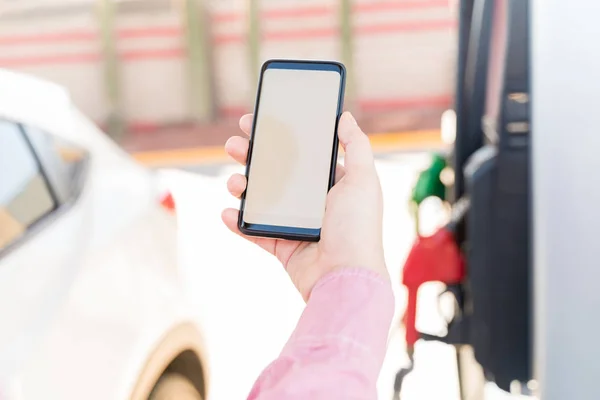 Cropped Image Man Using Smartphone Self Service Gas Station — ストック写真