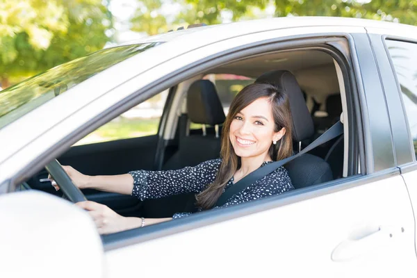 Retrato Mujer Caucásica Hermosa Feliz Conduciendo Coche Nuevo —  Fotos de Stock