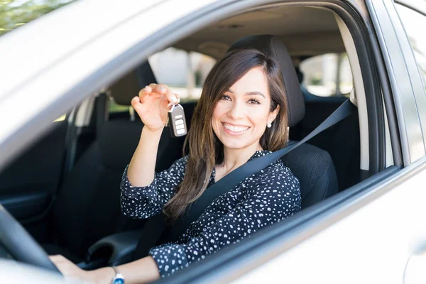 Gelukkig Midden Volwassen Vrouw Tonen Sleutel Terwijl Zitten Nieuwe Auto — Stockfoto