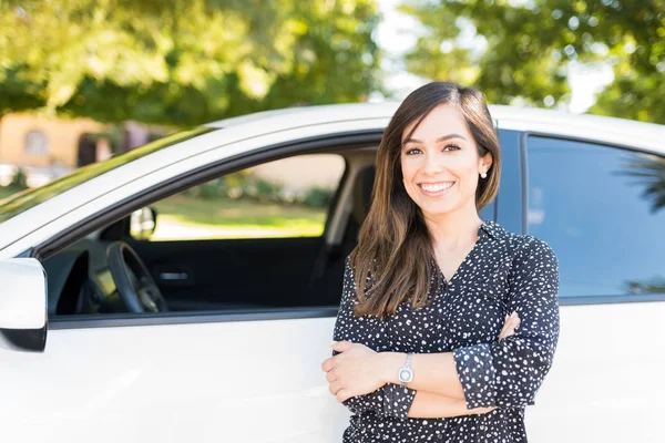 腕を組んで立っている美しい女性を自信を持って新しい車に対して交差 — ストック写真