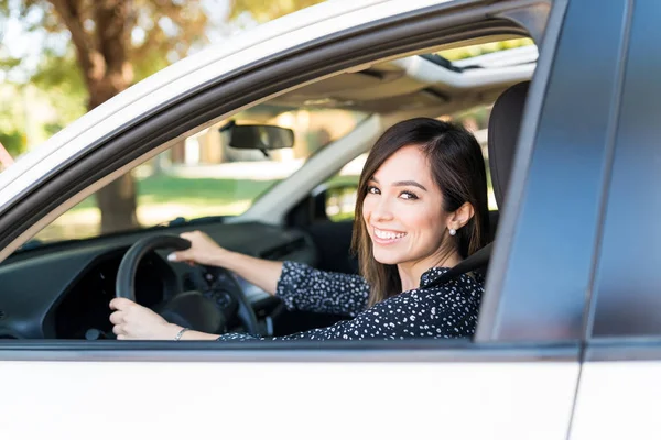 Souriant Milieu Adulte Femme Attrayante Volant Une Nouvelle Voiture — Photo