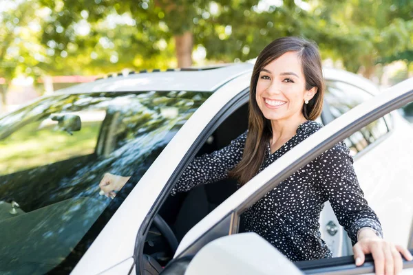 Glückliche Schöne Kaukasische Frau Öffnet Tür Des Neuen Autos — Stockfoto