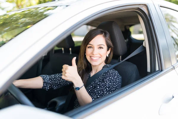 Porträtt Leende Attraktiv Kvinna Visar Tummen Upp När Kör Bil — Stockfoto