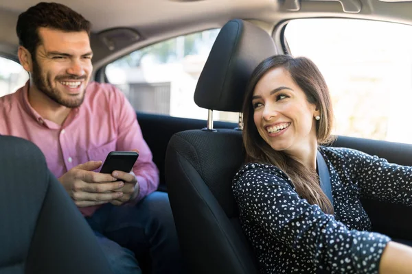 Leende Kvinnlig Förare Talar Med Manlig Passagerare Bilen — Stockfoto