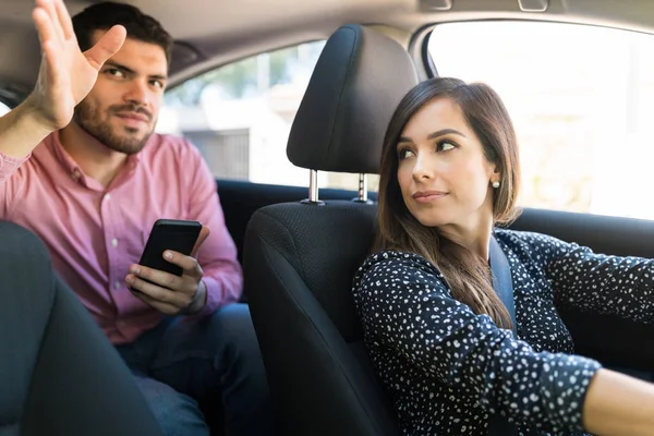 Självsäker Kvinnlig Förare Tittar Manliga Passagerare Gester Bilen — Stockfoto