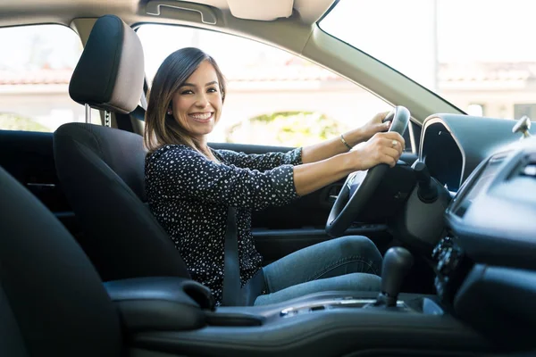Zijaanzicht Van Glimlachende Blanke Vrouw Reizen Nieuwe Auto — Stockfoto