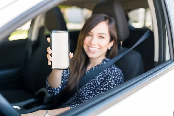 笑顔白人女性は新しい車に座っている間にタッチスクリーン電話を示しています — ストック写真