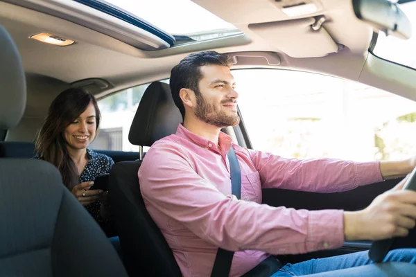 Självsäker Manlig Förare Kör Taxi Medan Kvinnlig Passagerare Använder Mobiltelefon — Stockfoto
