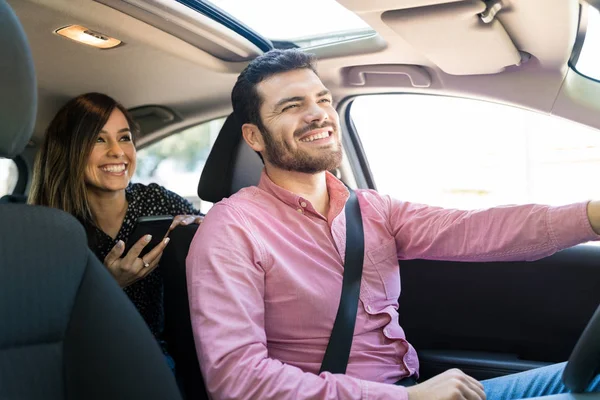 車の中で女性の乗客と話す笑顔男性ドライバー — ストック写真