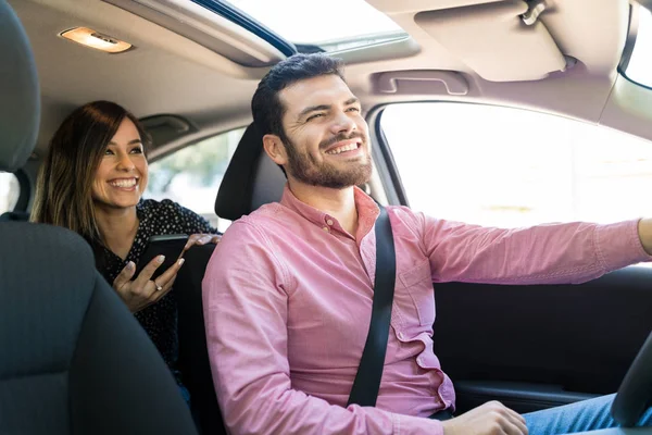 Conducteur Souriant Parlant Avec Une Passagère Voiture — Photo