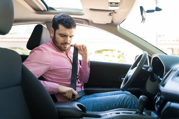 Latin Vuxen Man Fästa Säkerhetsbälte Medan Sitter Bil — Stockfoto