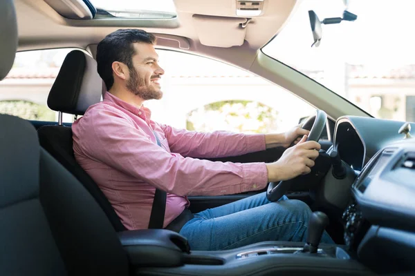 Vista Laterale Latino Mid Adulto Uomo Sorridente Durante Guida Auto — Foto Stock