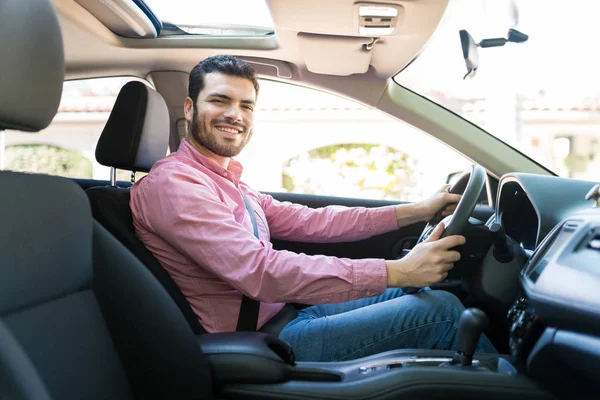 自信的拉丁中年人驾驶新车时微笑着 — 图库照片