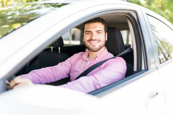 Sorrindo Bonito Hispânico Médio Adulto Homem Dirigindo Carro Visto Através — Fotografia de Stock