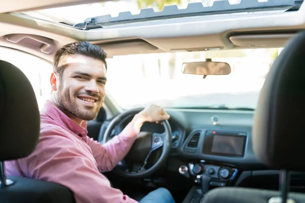 Fiducioso Ispanico Mid Adulto Uomo Sorridente Durante Guida Auto Nuove — Foto Stock