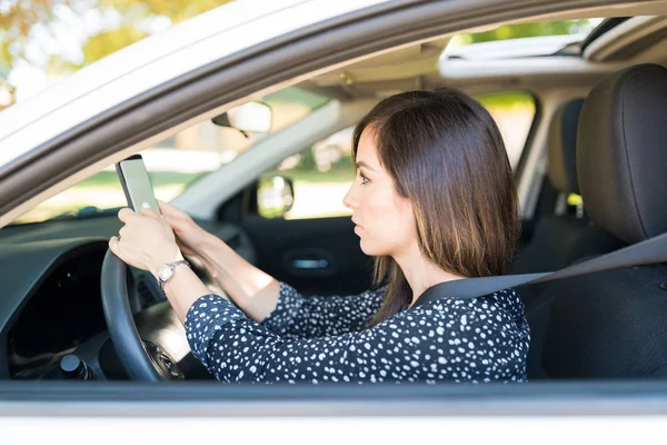 Arabada Oturan Yetişkin Bir Kadının Cep Telefonu Kullanışının Yan Görüntüsü — Stok fotoğraf