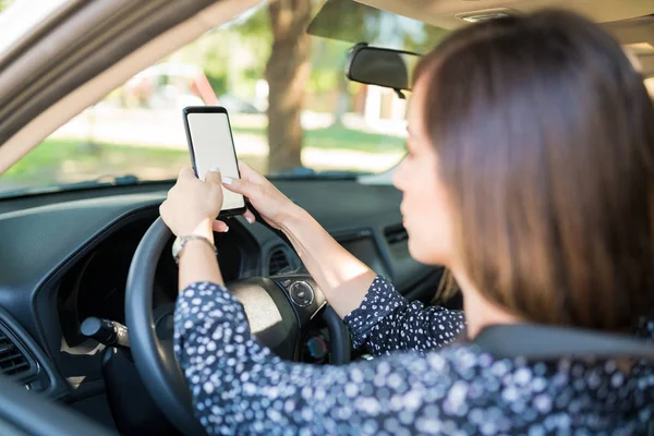 Fechar Mensagens Mulher Smartphone Enquanto Está Sentado Carro Assento Motorista — Fotografia de Stock