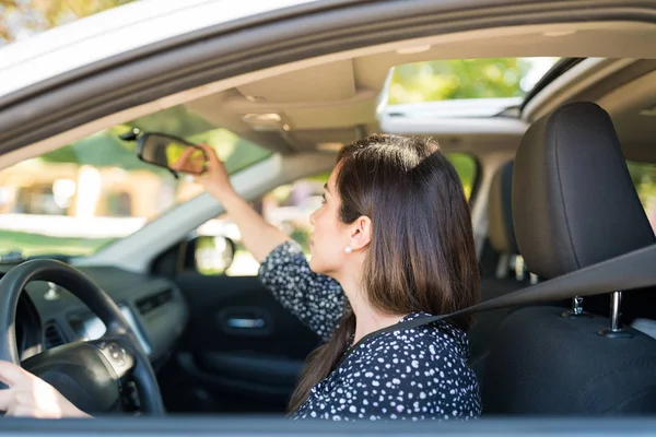 Mittlere Erwachsene Lateinamerikanische Frau Justiert Rückspiegel Auto — Stockfoto