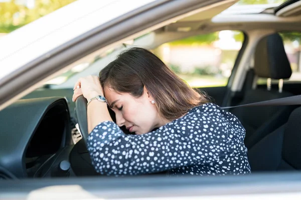 Frustrada Mujer Adulta Medio Esperando Tráfico Mientras Está Sentada Coche —  Fotos de Stock