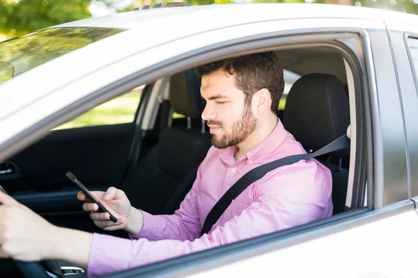 Bonito Homem Adulto Médio Usando Telefone Celular Enquanto Sentado Carro — Fotografia de Stock