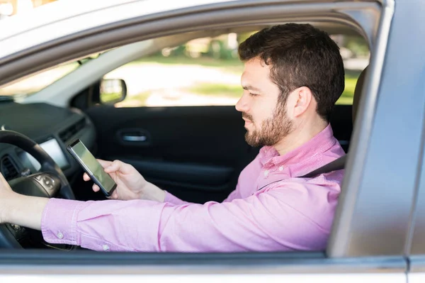 Side View Hispanic Man Messaging Smartphone While Sitting Car — Stock Photo, Image