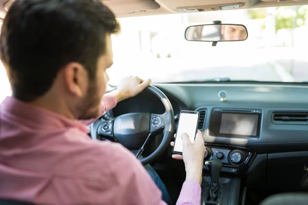 Homem Hispânico Usando Smartphone Durante Condução Carro Verão — Fotografia de Stock