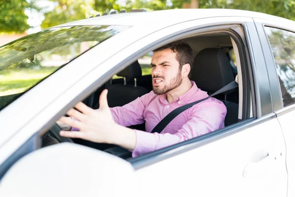 Nyfiken Manlig Förare Skriker Och Gester Medan Sitter Bilen Trafiken — Stockfoto