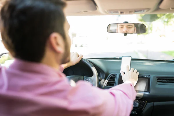 Homem Adulto Usando Smartphone Sobre Painel Durante Condução Carro — Fotografia de Stock