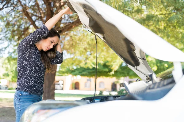 Attraktive Erwachsene Frau Schaut Auf Den Motor Während Sie Die — Stockfoto