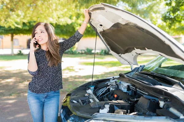 Mulher Falando Telefone Celular Enquanto Estava Parado Quebrado Carro Beira — Fotografia de Stock