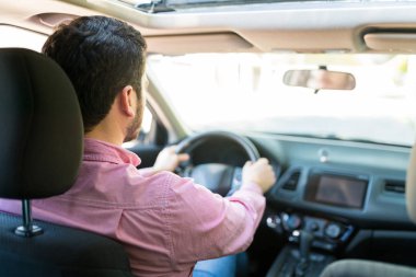 İspanyol orta yaşlı bir adamın yeni araba sürüşünün arka görüntüsü