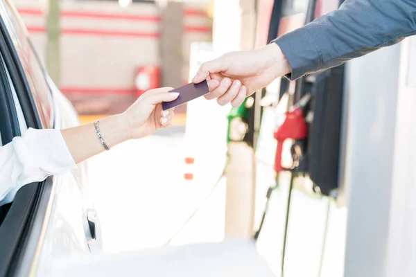 ガソリンスタンドでクレジットカードで支払いを行う顧客の作物の手 — ストック写真