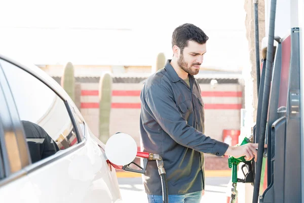 Male Worker Operating Fuel Pump Machine Gas Station — 图库照片