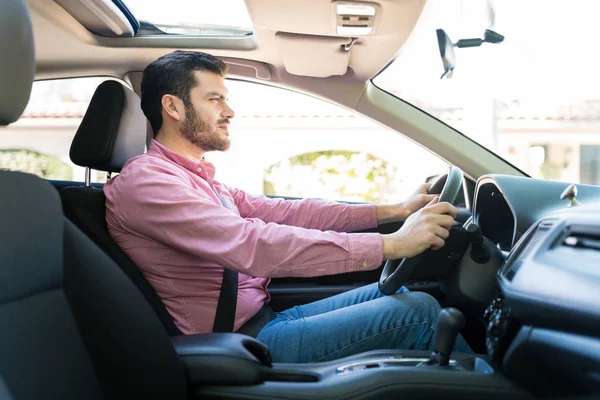 Vista Laterale Fiducioso Uomo Medio Adulto Guida Casuale Auto Nuova — Foto Stock