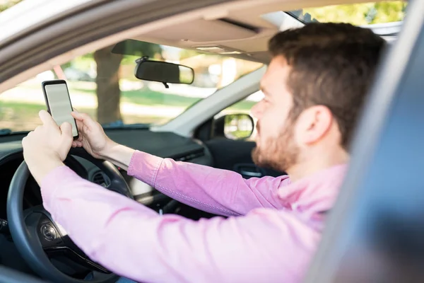 Primer Plano Mensajería Del Hombre Teléfono Inteligente Mientras Está Sentado — Foto de Stock