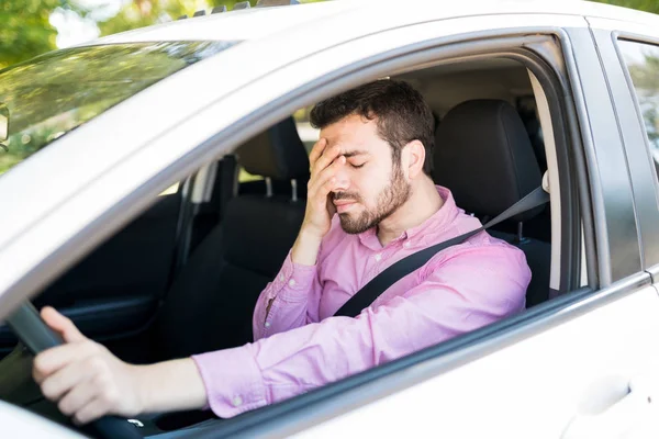 Frusztrált Ember Autóban Miközben Várakozik Forgalomban — Stock Fotó