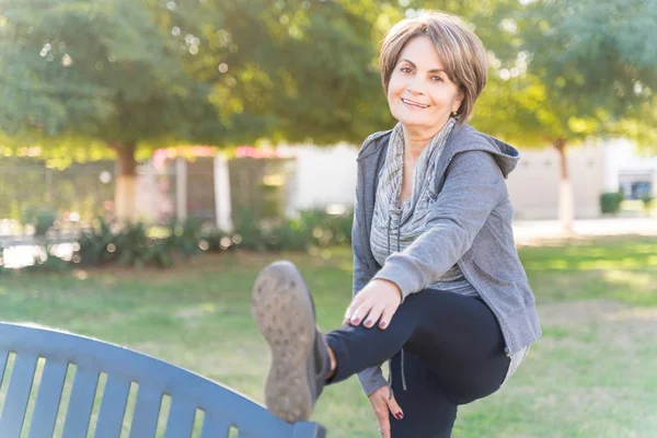 Smiling Retired Elderly Woman Stretching Her Leg Bench While Practicing — Stock Photo, Image