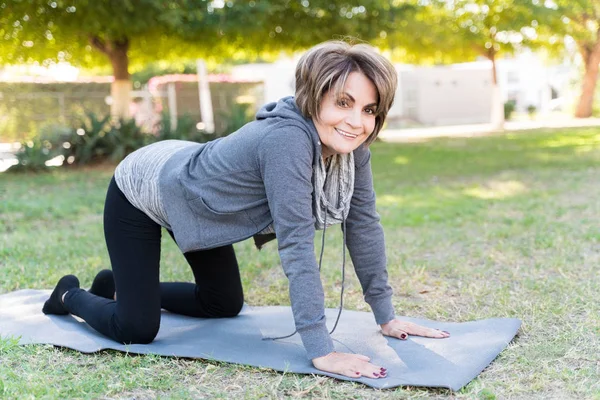 Heureuse Femme Âgée Exerçant Tout Agenouillant Sur Tapis Yoga Sur — Photo