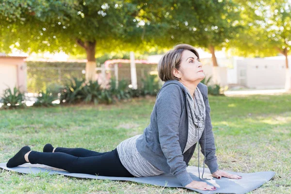 Confiante Mulher Idosa Flexível Esticando Costas Enquanto Exercita Tapete Parque — Fotografia de Stock