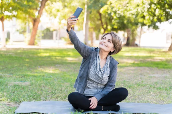 Szczęśliwa Emerytka Robi Selfie Smartfona Macie Jogi Parku — Zdjęcie stockowe