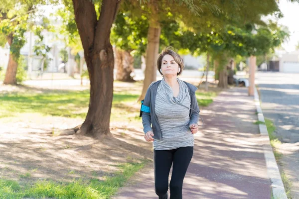 Actieve Oudere Kaukasische Vrouw Loopt Stoep Terwijl Weg Kijken Stad — Stockfoto