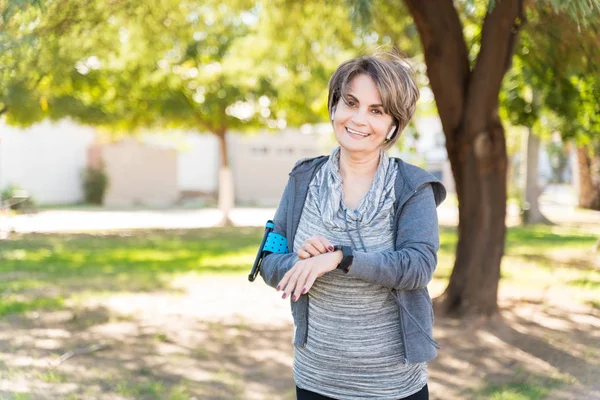 Retrato Mulher Idosa Sorridente Usando Smartwatch Enquanto Está Cidade — Fotografia de Stock