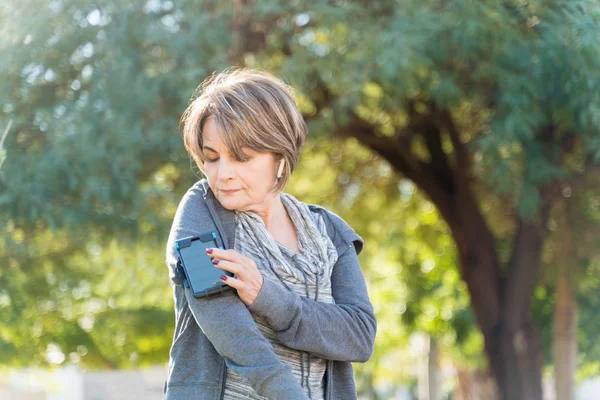 Selbstbewusste Rentnerin Sonnigem Tag Mit Smartphone Arm Der Stadt — Stockfoto