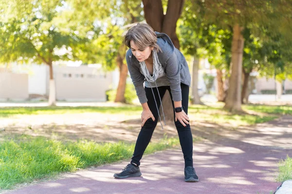 Volledige Lengte Van Uitgeput Senior Vrouw Nemen Van Een Pauze — Stockfoto