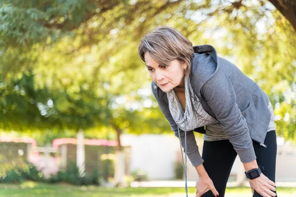 Femme Âgée Fatiguée Prenant Une Pause Entraînement Ville — Photo