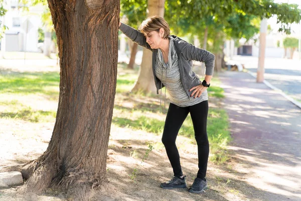 Tutta Lunghezza Della Donna Anziana Esausta Che Prende Una Pausa — Foto Stock