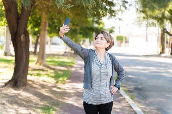 Usmívající Důchodci Starší Žena Brát Selfie Smartphonu Chodníku Městě — Stock fotografie