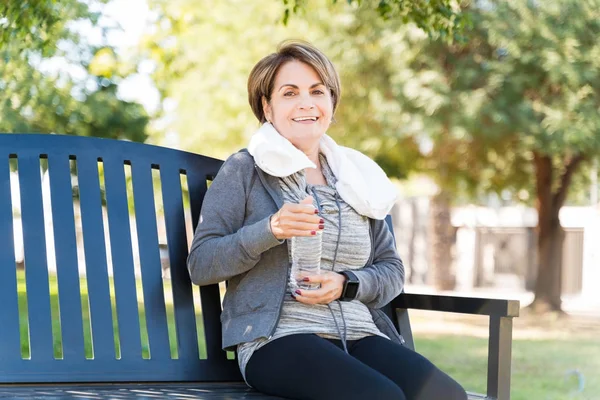 Portrait Smiling Senior Woman Sitting Water Bottle Bench Park Workout — Stock Photo, Image