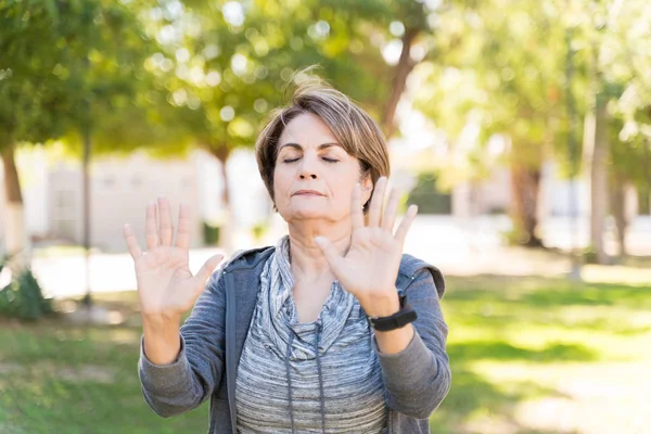 Kaukasische Seniorin Praktiziert Tai Chi Mit Geschlossenen Augen Während Sie — Stockfoto