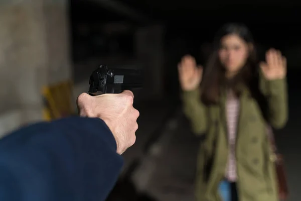 Beskuren Hand Kriminella Pekar Pistol Mot Kvinnliga Offret Stående Parkeringen — Stockfoto